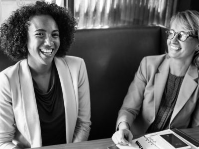 joyeuses-femmes-affaires-se-detendant-dans-cafe joyeuses-femmes-affaires-se-detendant-dans-cafe